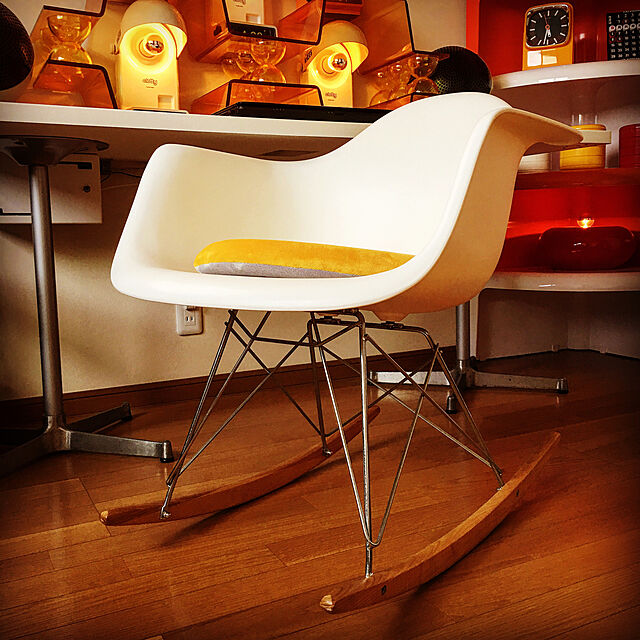 tsutomu1012106の-世界的に有名なデザイナーズチェア イームズアームシェルチェアー ゆりかごロッキング 癒し椅子 ホワイト色の家具・インテリア写真