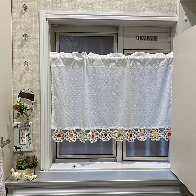 chIoeの-小窓サイズ（幅60cm）＊ドロップ飴 ▸◍◂ カラフルなお花モチーフのカフェカーテン＊生成りの家具・インテリア写真