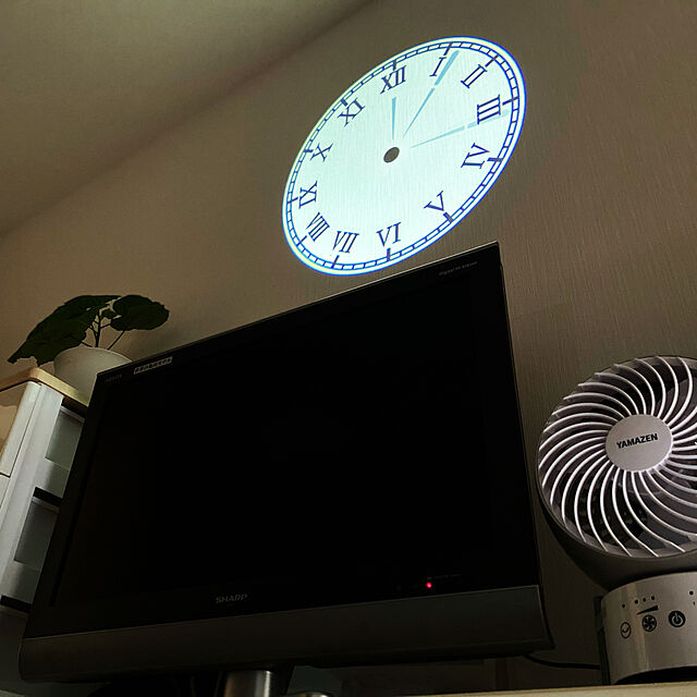 minu5656のタイヨウ商社-壁に映し出される不思議な時計！LED投影プロジェクターデジタル時計 プロジェクタークロック 置時計 掛け時計 リビング/ベッドルームに最適 コンパクトリモコン＆4色フィルム付 17×10×5.5cm,White+remoconの家具・インテリア写真