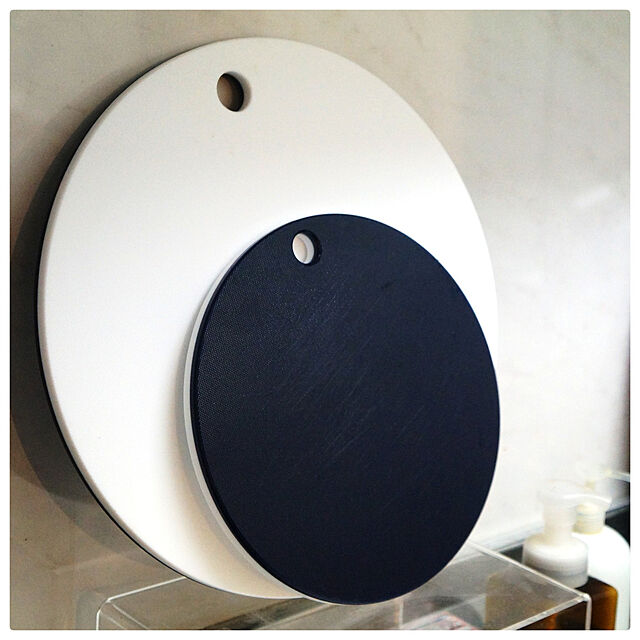 inno-techの-ヨシカワ(Yoshikawa) 調理用まな板 ネイビー/ホワイト 30cm 栗原はるみ まな板 (丸) HK11616の家具・インテリア写真