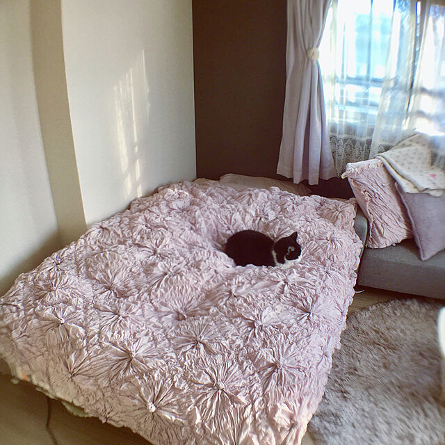 R1nAの-クッションカバー 60×60 シャムカバー 【Bloom】 ローズピンク グレー 花柄 フリル 刺繍 シャーリング インド綿100％ おしゃれ かわいいの家具・インテリア写真