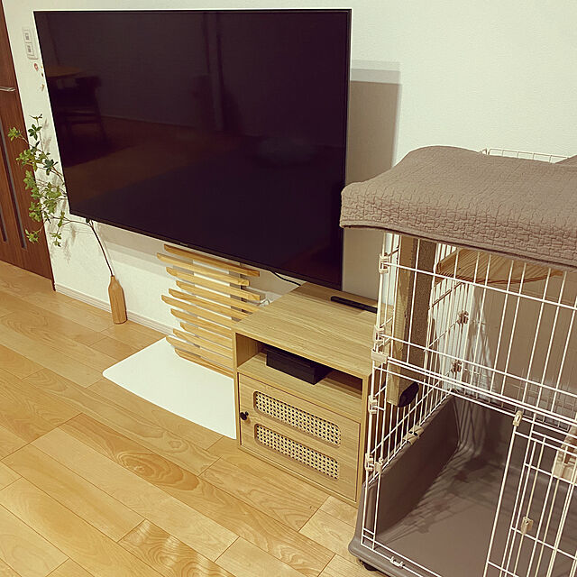 KomekoのAzamia-Azamia ナイトテーブル サイドテーブル コンセント付き 籐編み前板 ベッドサイドテーブル 木製 コンパクト サイドチェスト ラタンドア付き 簡単組立 幅45×奥行き39×高さ57cmの家具・インテリア写真