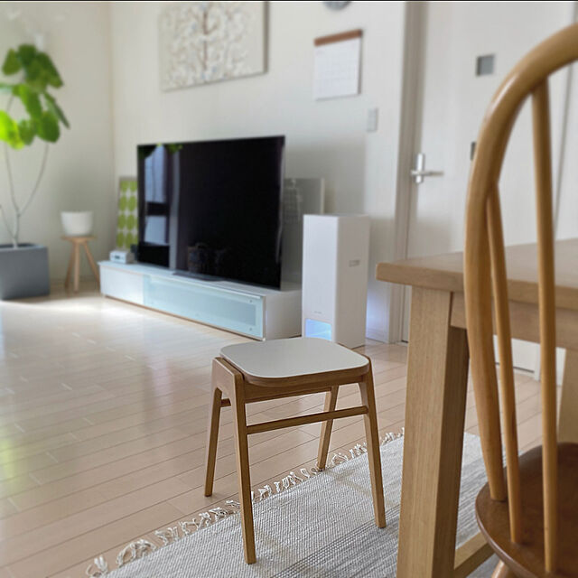 harmaaの-スリーレッグ スツール 030 ビーチ 木製 花台 ミニテーブル 椅子 天然木 インテリア HIDAKAGU/ラトレ(Latree) +ONE (PL1ONE-0300300-BEUF)の家具・インテリア写真