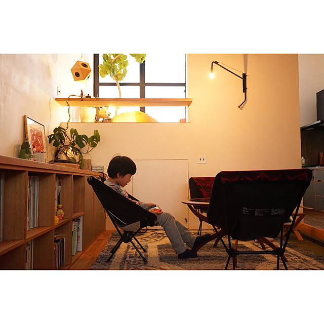 temtasobiのヘリノックス(Helinox Home,Deco & Beach)-[ ヘリノックス ] Helinox 折りたたみチェア チェアホーム Chair Home コンフォートチェア 10102 ベージュ／ブラック Beige/Black イス いす アウトドア キャンプ 釣り コンパクト [並行輸入品]の家具・インテリア写真