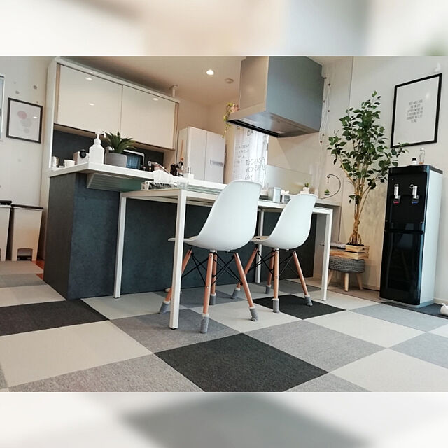 Tarutoのサンコー-サンコー おくだけ吸着 撥水タイルマット 30×30cm（厚さ約3mm） 選べる枚数・カラー 6色 フローリング 滑り止め 犬 猫 床 保護マットの家具・インテリア写真