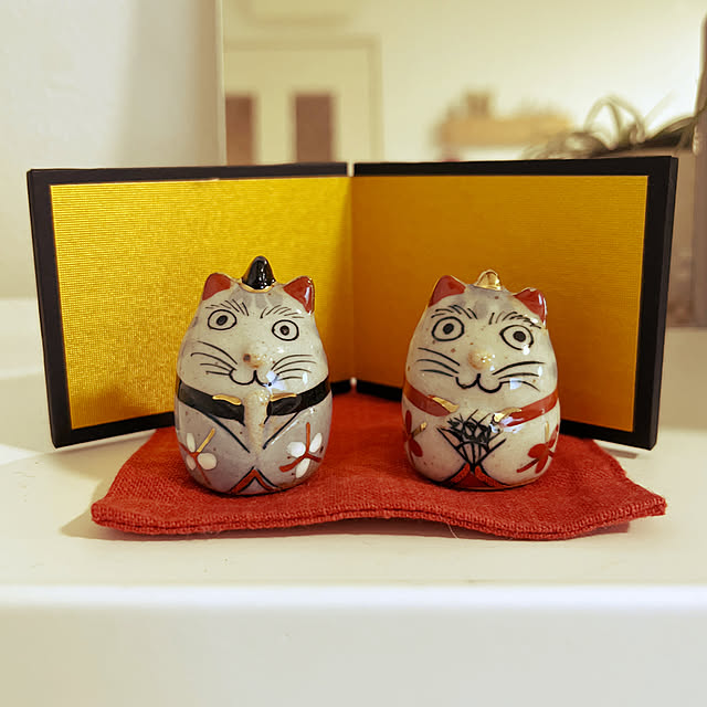 masamasaの-有田焼 「ねこびな 置物（屏風,敷布付）」陶製ねこ 猫 雛人形 ひな人形 手描き 可愛い かわいい 陶器の家具・インテリア写真