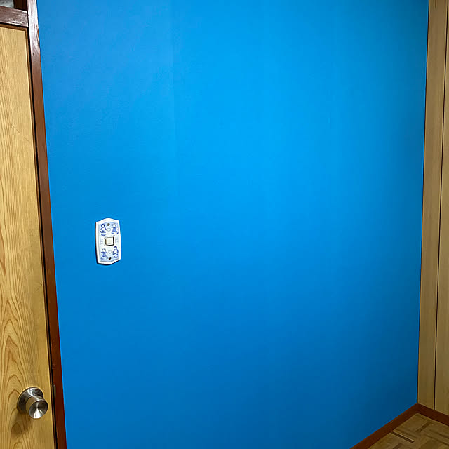 写真付きレビュー 壁紙 シール ブルー 青 貼ってはがせる壁紙 無地 W 42cm H 250cm ウォールステッカー シール壁紙 はがせる 壁 粘着シート ウォールシート インテリアシール 賃貸 Diy おしゃれ のり付き リモートワーク Tv会議 Web会議の通販商品 口コミ情報