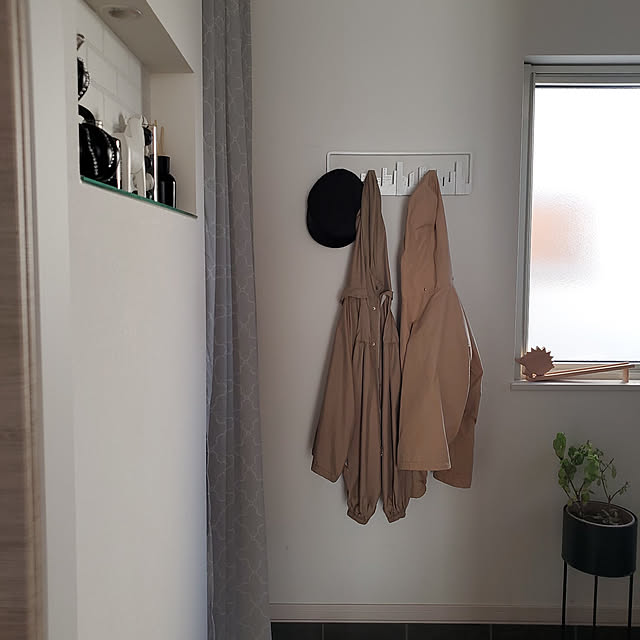 Umbra 壁掛けフック ウォールハンガー 収納 フック壁掛け収納 ホワイト 5連 スカイライン マルチフック 660のレビュー クチコミとして参考になる投稿7枚 Roomclip ルームクリップ