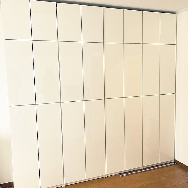 壁面収納 キャビネット 60cm幅 完成品 白 茶 木製 リビングキャビネット 扉付き オフィスキャビネット 多目的収納 書類棚 書棚 本棚 ブックシェルフ 書類の整理に つっぱり 突っ張り 壁面家具 上置き 大容量 シンプル 棚 収納 戸棚のレビュー クチコミとして参考になる