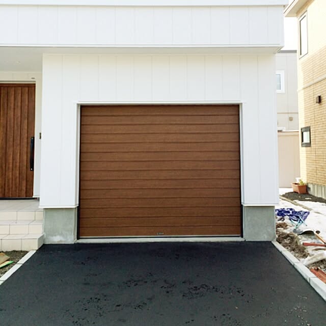 玄関 入り口 オーバースライダー 三和シャッター 木目 ホワイトのインテリア実例 16 03 08 16 13 13 Roomclip ルームクリップ