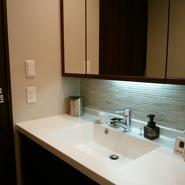 佐藤金属興業 ゴミ箱 おしゃれ ダストボックス マトリス Matrice セイラス Salus クッチーナ ステンレス ゴミ箱 スリム ふた付き 洗面所 小さい ゴミ箱 蓋付き サニタリー 卓上 トイレ ふた付き スイング ごみ箱 雑貨 かわいいのレビュー 口コミとして参考になる