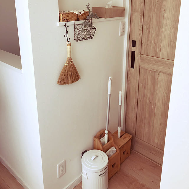 カントリー雑貨 カーペットクリーナーホルダー コロコロホルダー カーペットクリーナースタンド コロコロケース コロコロスタンド 木製 おしゃれ パイン材 完成品 木製 ナチュラル カントリーテイスト フレンチカントリー モダン 無垢のレビュー クチコミとして参考に