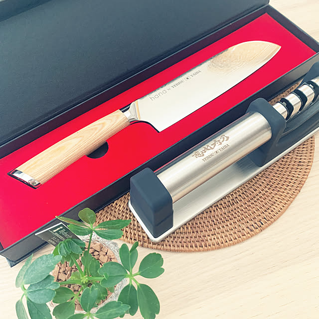 おうち料理 おしゃれ で切れる包丁 送料無料 包丁 三徳包丁 三徳 西洋三徳 牛刀 肉切り包丁 筋引 パン切り包丁 ダマスカス Vg 10 V金10号 ブレッドナイフ ギフト 両刃 プレゼント 贈り物 Hana 恵比寿刃 新生活のレビュー クチコミとして参考になる投稿7枚 Roomclip Item