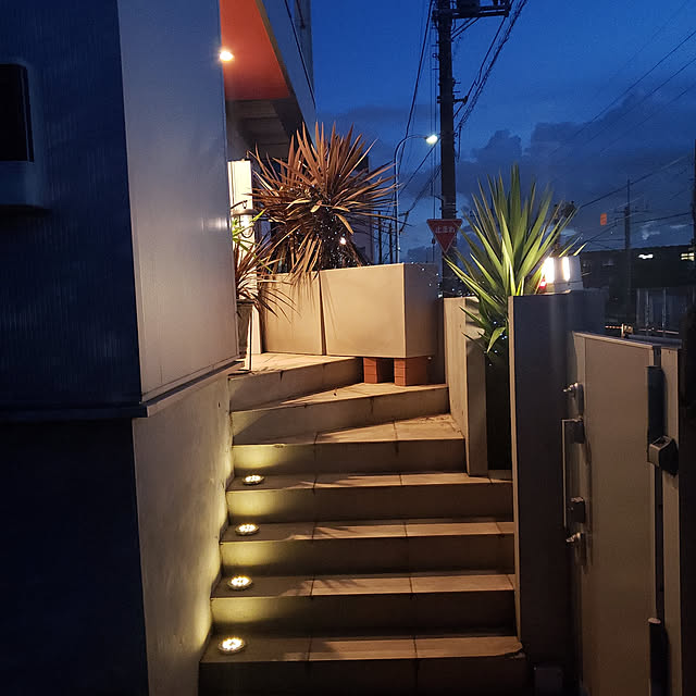 ガーデンライト ソーラーライト パレット ソーラーグラウンドライト ソーラー 屋外 屋外照明 玄関照明 玄関ライト Led 防水 防塵 センサー 照明 防犯 太陽光 自動 玄関 庭 埋め込み 置き型 電源 配線不要 2way 芝生 のレビュー クチコミとして参考になる投稿2枚