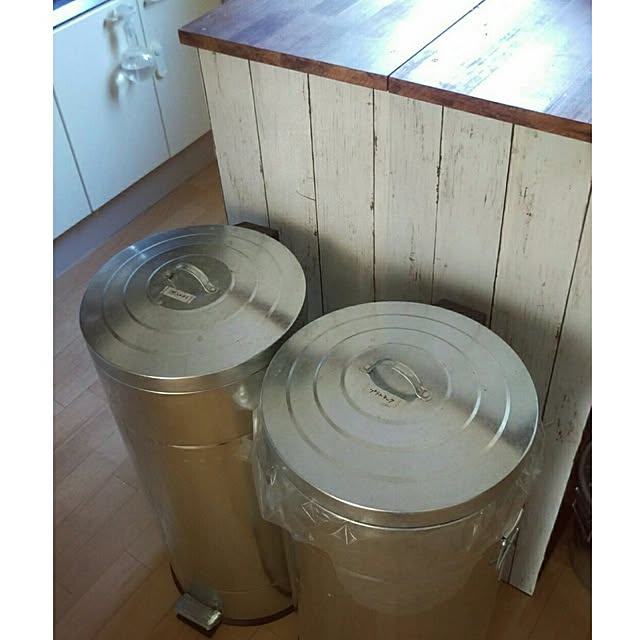 送料無料 在庫有 ゴミ箱 筒型 30l ふた付き ペダル式 スチール ラウンド型 丸 ペダルペール くずかご 蓋付き おしゃれ レトロ ダストボックス ごみ箱 フタ付き 丸型 ごみばこ キッチン ペダル式 円形 アンティーク ふた付きのレビュー クチコミとして参考になる投稿6枚