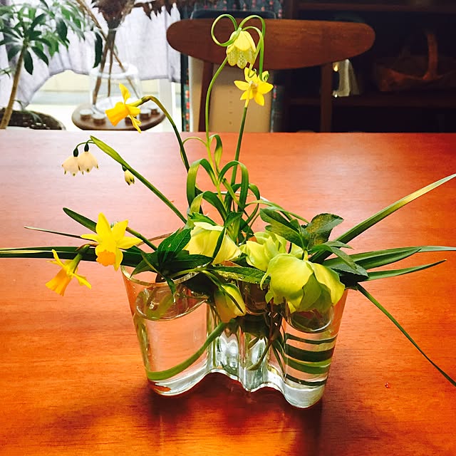 植物のある暮らし アアルトベース 机 すずらん 貝母 などのインテリア実例 17 01 04 00 09 29 Roomclip ルームクリップ