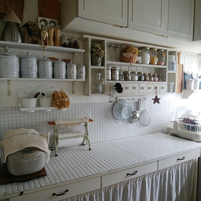 写真付きレビュー 25ミリ角タイル レトロモザイク 昭和レトロ 昔ながらのモザイクタイル 美濃焼タイル インテリ キッチン サイドボード Diy 白色 ホワイト 磁器質 Nシリーズ 25mm角 白色ブライト N 1 の通販商品 口コミ情報 Roomclipショッピング