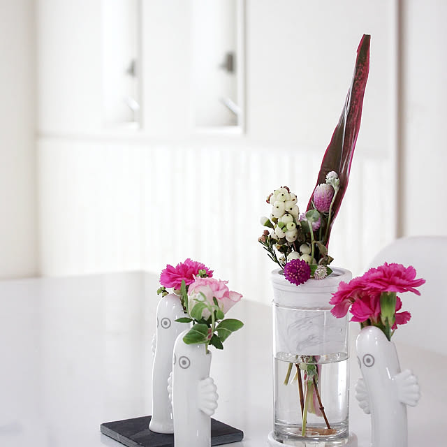 写真付きレビュー ガラスとセメントの組合せがおしゃれな小さなサイズのフラワーベース R Noo アールヌー Tarn S フラワーベース セメント グラス S ホワイト 花瓶 花器 モルタル コンクリート サラサデザインストアsarasa Design Store Sl Izの通販商品