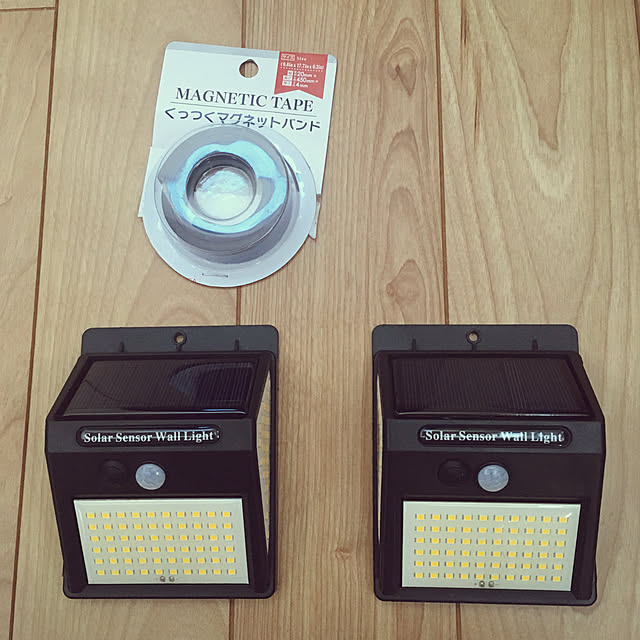 Bingone 暖色系140led ソーラーライト センサーライト 3面発光 屋外照明 人感センサー 3つ点灯モード 防水 防犯ライト 両面テープ付き 自動点灯 太陽光発電 ガーデンライト 屋外 玄関 廊下 軒先 駐車場 電球色 2個セットのレビュー クチコミとして参考になる投稿7枚