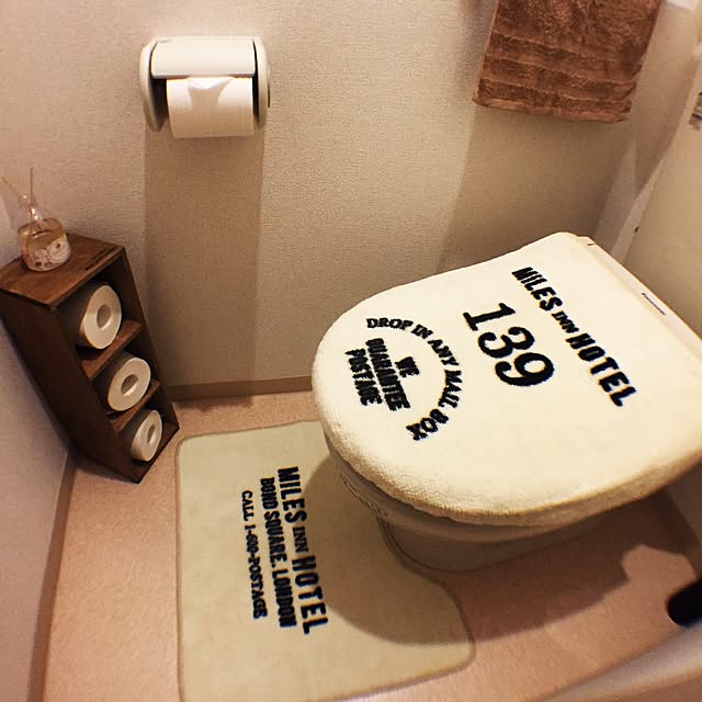 トイレマット Hotel トイレマットセット トイレタリーセット おしゃれ お洒落 かっこいい 海外 外国 洗浄便座用 カジュアル トイレカバー フタカバー ホテル かわいい 英国風 オシャレ カフェインテリア 2点セット 北欧 モチーフ カッコイイ カッコいい 白色 ホワイト