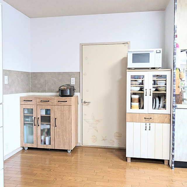 クーポン配布中 壁紙シール 10m おしゃれ 壁紙の上から貼れる はがせる壁紙 張り替え 木目 無地 リメイクシート Diy のり付き クロス 厚手 白 レンガ 茶 グレー 北欧 石目調 カフェ風 コンクリート 賃貸 キッチン 部屋 リビング トイレ 補修 キッチン 花柄 傷隠しの