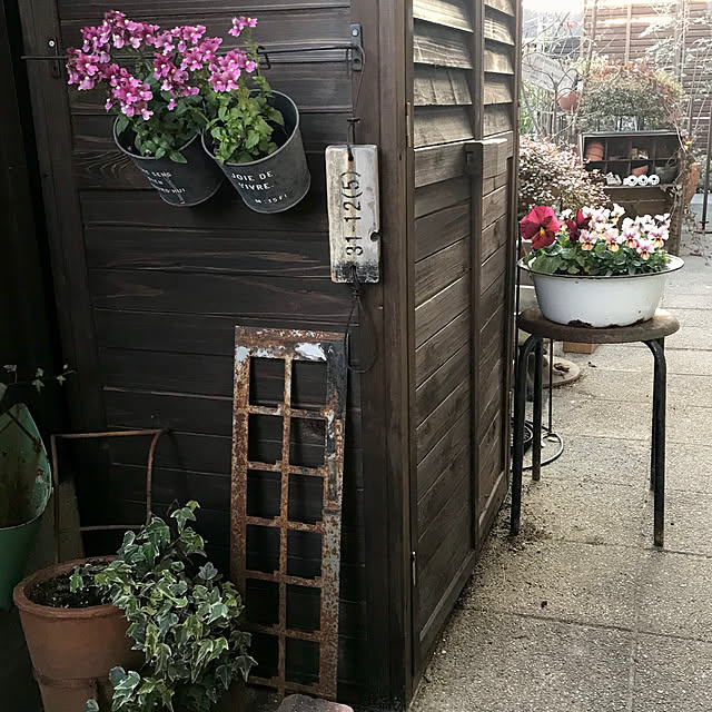 在庫処分 倉庫 物置 ガレージ ベランダ 物置き 屋外収納棚 収納庫 ガーデニング 庭用品 木製 木目調 杉 マグネット式扉 アジャスター付き ガーデンファニチャー 大タイプ おしゃれのレビュー クチコミとして参考になる投稿7枚