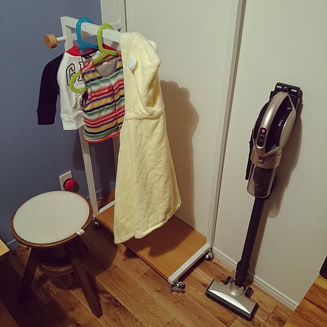 ハンガーラック 木製 おしゃれ バッグハンガー ポールハンガー 洋服 収納 インテリア コートハンガー 北欧 家具 ラック ハンガー 棚付 衣類 キャスター付き ロングコート ワンピース マルチハンガーラック Franso フランソ のレビュー クチコミとして参考になる投稿1枚