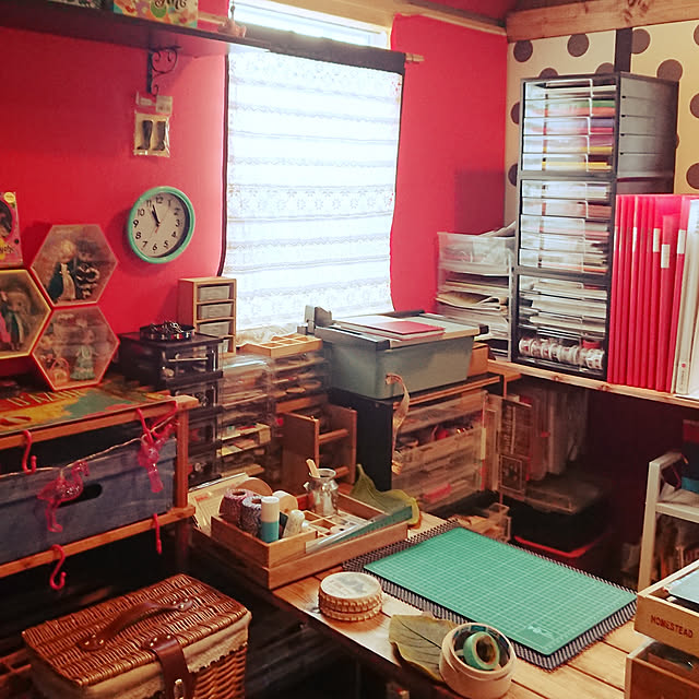 写真付きレビュー 壁紙 レッド のり付き 無地 壁紙 クロス 12柄から選べる 1m単位 切り売り 生のりつきだから届いてすぐ貼れる 国産壁紙 貼り替え リフォーム 赤 ワインレッド 吹き付け調 織物調 塗り壁調 壁紙屋本舗の通販商品 口コミ情報 Roomclipショッピング