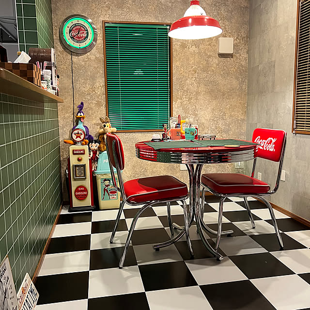 カラフルな色づかいが楽しい☆アメリカンポップな空間のコーディネート実例