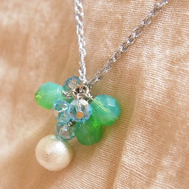 机 ハンドメイド アクセサリー手作り アクセサリー コットンパールネックレス などのインテリア実例 15 05 05 14 28 37 Roomclip ルームクリップ