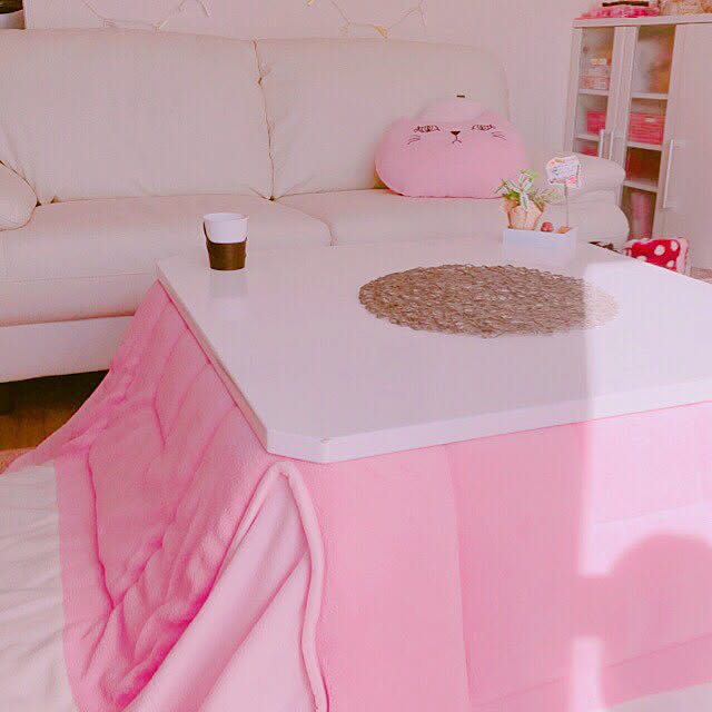 リビング 娘が選んだ ピンク色 ソファーまわり 省スペースこたつ布団 などのインテリア実例 17 11 06 13 10 Roomclip ルームクリップ