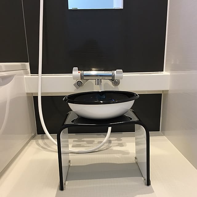 友和商会 Kuai アクリル バスチェア ボウル セット 高さ 約25cm 風呂 椅子 洗面器 セット Mサイズ ツートンカラー おしゃれ 高級 モダン お風呂の椅子 風呂椅子 バスチェアー クーアイ 黒 白 コの字のレビュー 口コミとして参考になる投稿2枚