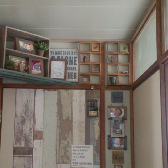 玄関/入り口/セリアの仕切りBOX/salutの写真入れ/鴨居棚リメイク/蓮ちゃんの絵&hellip;などのインテリア実例 20140405
