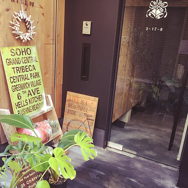 玄関/入り口/炭モルタル/ガラス扉/クリスマス/ダイソー/観葉植物&hellip;などのインテリア実例 20171105 164330
