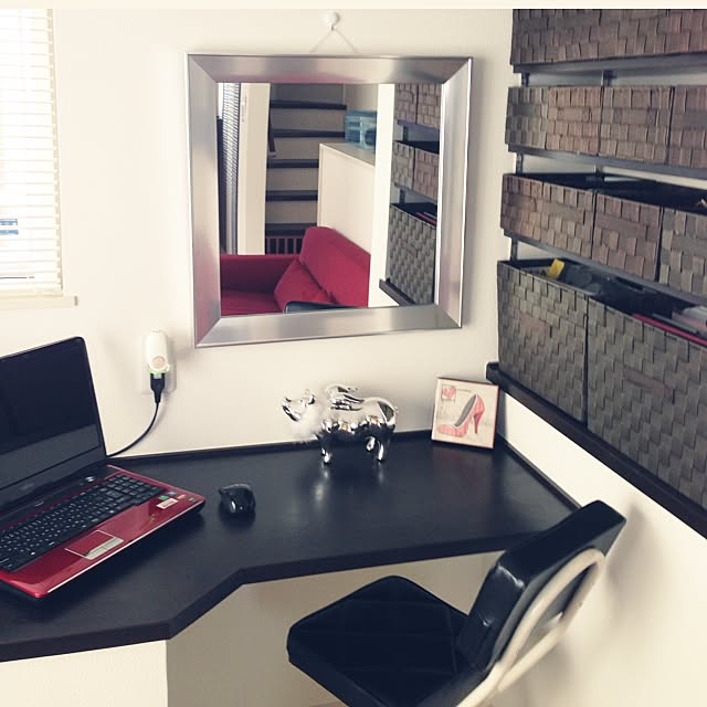 机 パソコンは隠さない派です パソコンカウンター パソコン周辺 鏡に映る向こう側を確認しながら仕事 などのインテリア実例 14 07 26 11 28 42 Roomclip ルームクリップ