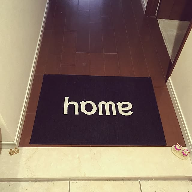 写真付きレビュー 玄関マット あす楽14時まで Floyd Home Away Rug Fl24 フロイド ホーム アウェイ ラグ 70 50cm玄関マット 室内 北欧 洗える おしゃれ 英語 英字 英単語 生活用品 雑貨 引っ越し 女性 男性 カーペット プレゼント ラグマット 母の日 オシャレ