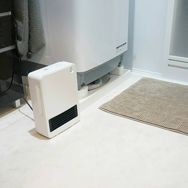 写真付きレビュー】ヒーター セラミックヒーター 1200W PCH-125D-W 小型 速暖 足元 オフィス 静音 温風 人感センサー付 ファンヒーターメカ式 暖房 コンパクト 軽量 おしゃれ 足元 リビング 寝室 トイレ 洗面所 電気 電気ストーブ アイリスオーヤマ【2022冬家電】【あす楽 ... 写真付きレビュー】ヒーター セラミックヒーター 1200W PCH-125D-W 小型 速暖 足元 オフィス 静音 温風 人感センサー付 ファンヒーターメカ式 暖房 コンパクト 軽量 おしゃれ 足元 リビング 寝室 トイレ 洗面所 電気 電気ストーブ アイリスオーヤマ【2022冬家電】【あす楽 ...