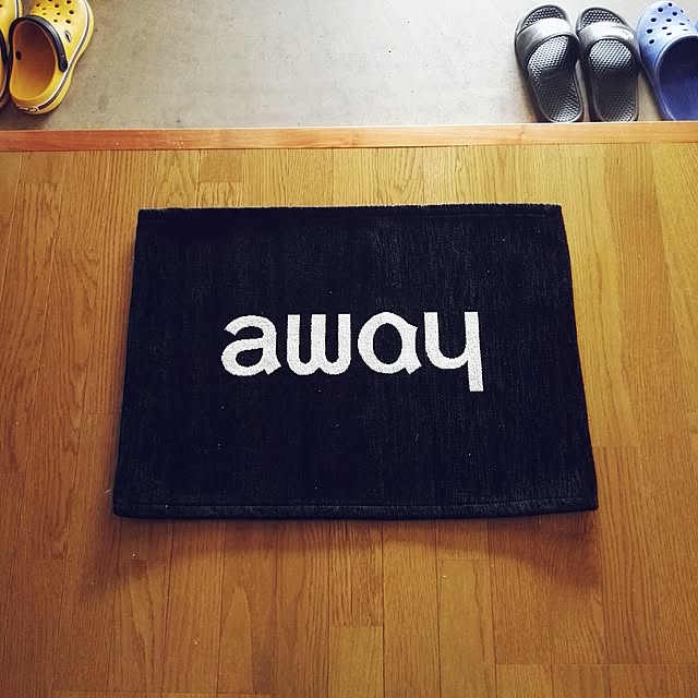 写真付きレビュー 玄関マット あす楽14時まで Floyd Home Away Rug Fl24 フロイド ホーム アウェイ ラグ 70 50cm玄関マット 室内 北欧 洗える おしゃれ 英語 英字 英単語 生活用品 雑貨 引っ越し 女性 男性 カーペット プレゼント ラグマット 母の日 オシャレ