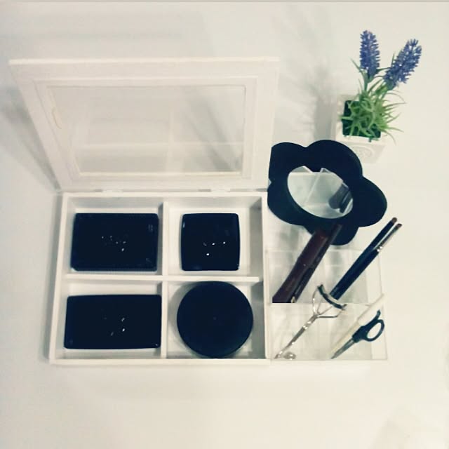 写真付きレビュー 箱付き マリークワント Mary Quant マリクワ アクセサリー ジュエリー ケース ボックス パウダー 小物入れ メイク小道具 化粧 コスメ デイジー 花柄 フラワー 黒 ブラック 丸 ラウンド ブランド クリスマス ハロウィン バレンタインの通販商品