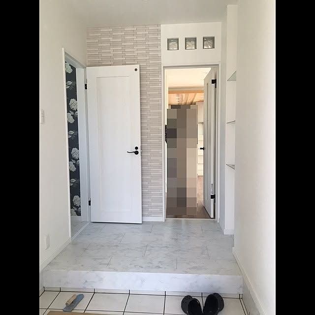 玄関 入り口 大理石調 エコカラット グラナスルドラ 玄関ホールからリビングへ などのインテリア実例 16 05 02 00 38 34 Roomclip ルームクリップ