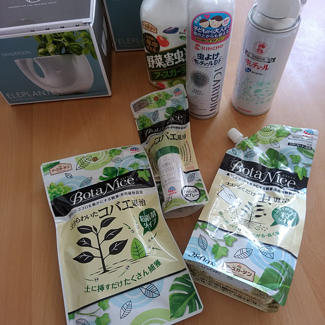 コバエ 駆除 対策 観葉植物 アースガーデン Botanice 土からわいた コバエ退治 粘着剤タイプ 1個 4個入 アース製薬のレビュー クチコミとして参考になる投稿2枚