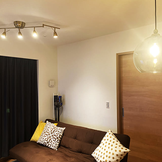 写真付きレビュー Ikea イケア シーリングトラック スポットライト5個 黄銅色 Z Barometer バロメーテル ライト 照明器具 天井照明 シーリングライト 天井直付灯 おしゃれ シンプル 北欧 かわいい リビングの通販商品 口コミ情報 Roomclipショッピング