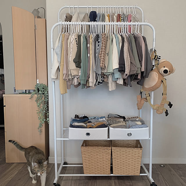 写真付きレビュー ハンガーラック ダブル パイプハンガー キャスター付き 洋服ラック 2段 メッシュ棚 スチール ラック 丈夫 クローゼット 服 収納 ラック 洋服掛け 部屋干し スタンド おしゃれ ホワイトの通販商品 口コミ情報 Roomclipショッピング