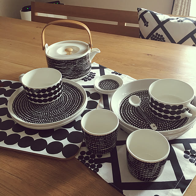 写真付きレビュー マリメッコ プレート cm 食器 Marimekko Plate cm ホワイト 白 ベージュ ブラック 黒 キッチン 食卓 食器 丸皿 皿 かわいい おしゃれ デザイン 北欧 ブランド シンプル プレート 総柄 花柄 誕生日 プレゼント