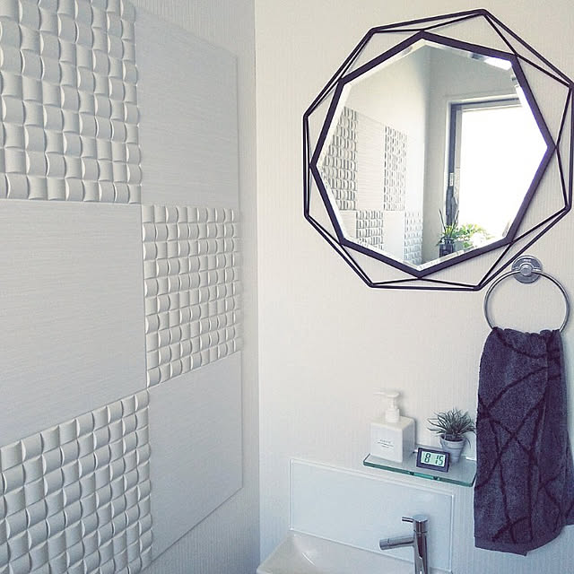 写真付きレビュー Gem S 賃貸ok アイアン ウォールミラー モダン ジェム 鏡 50cm 壁掛け 吊り鏡 おしゃれ デザイナーズミラー ブラック 金属 八角形 風水 アパレルショップ 店舗用 壁掛け鏡 トイレ かっこいい モノトーン Sns人気 ホテル 鏡専門店 通販 塩川光明堂