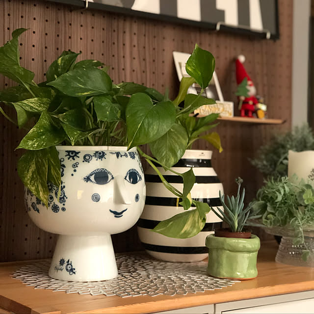 写真付きレビュー ビヨン ヴィンブラッド フラワーポット ブルー ラージ クリスマス おしゃれ かわいい Flowerpot With Foot 青 Bjorn Wiinblad デンマーク 北欧 花瓶 一輪挿し ベイス オブジェの通販商品 口コミ情報 Roomclipショッピング