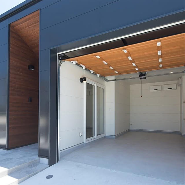 Diyのある暮らし 電動シャッター インナーガレージ インナーガレージのある家 工務店 などのインテリア実例 08 14 17 23 39 Roomclip ルームクリップ