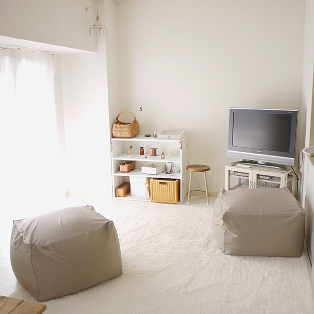リビング/リネンのカーテン/体にフィットするソファ/持たない暮らし/床もペイント/珪藻土の壁&hellip;などのインテリア実例 201703