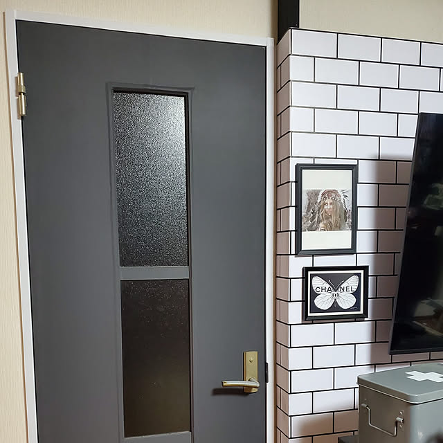 壁紙シール 40cmｘ10m グレー無地壁紙シート リメイクシール リメイクシート リフォームシール リフォームシート 模様替え 多用途 はがせる壁紙 厚手 防水 防汚 防カビ 耐熱 はがせる壁紙 ダークグレーの壁紙シール のレビュー クチコミとして参考になる投稿1枚