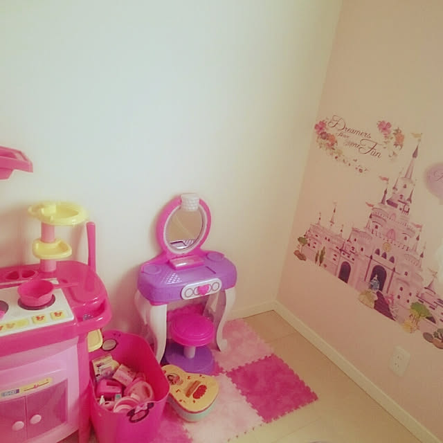 Lucca ウォールステッカー プリンセス お城 キッズ 宮殿 お姫様 北欧 インスタ 映え 子供部屋 おしゃれ オシャレ トイレ シール モノトーン 壁紙 飾り 窓 英字 風景 リフォーム ドア Diyのレビュー 口コミとして参考になる投稿1枚 Roomclipショッピング